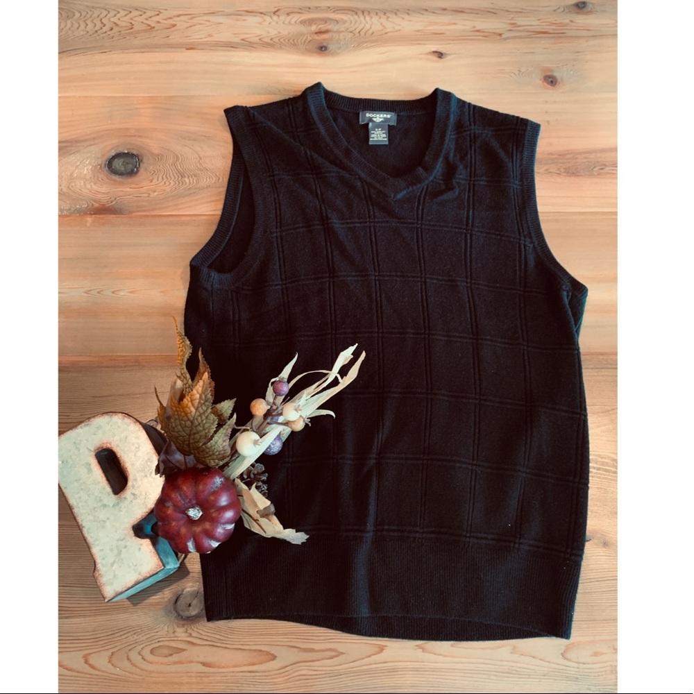 Black short sleeve sweater.